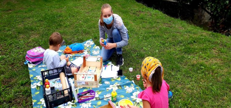 Protocollo anti-Covid19 ragazza con bambini e con mascherina