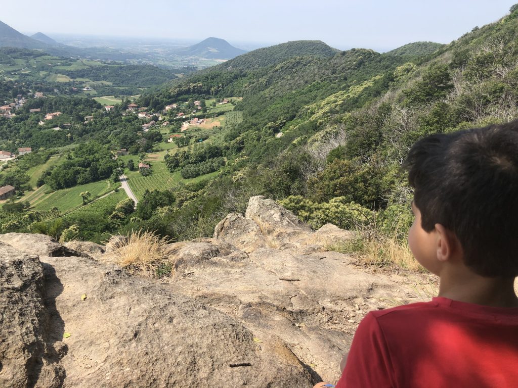 bambino che guarda un panorama