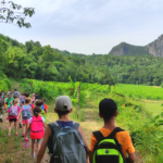 passeggiata ragazzi con sfondo rocca pendice